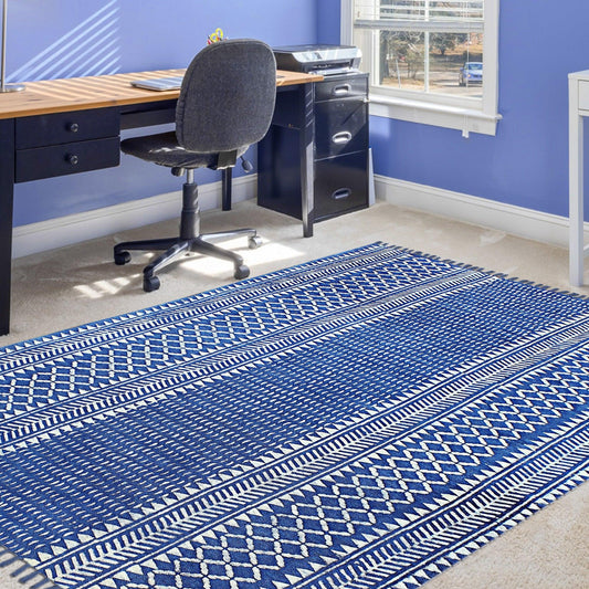 Tappeto di cotone decorativo per ingresso attraente con stampa a blocchi geometrici a mano, blu e beige Tappeto di cotone decorativo per ingresso attraente con stampa a blocchi geometrici a mano, blu e beige