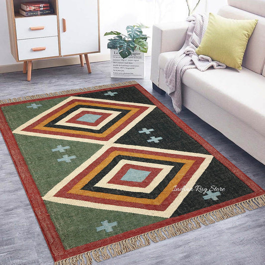 Tappeto di lana e juta con motivi geometrici verdi e neri intrecciati a mano Tappeto di lana e juta con motivi geometrici verdi e neri intrecciati a mano