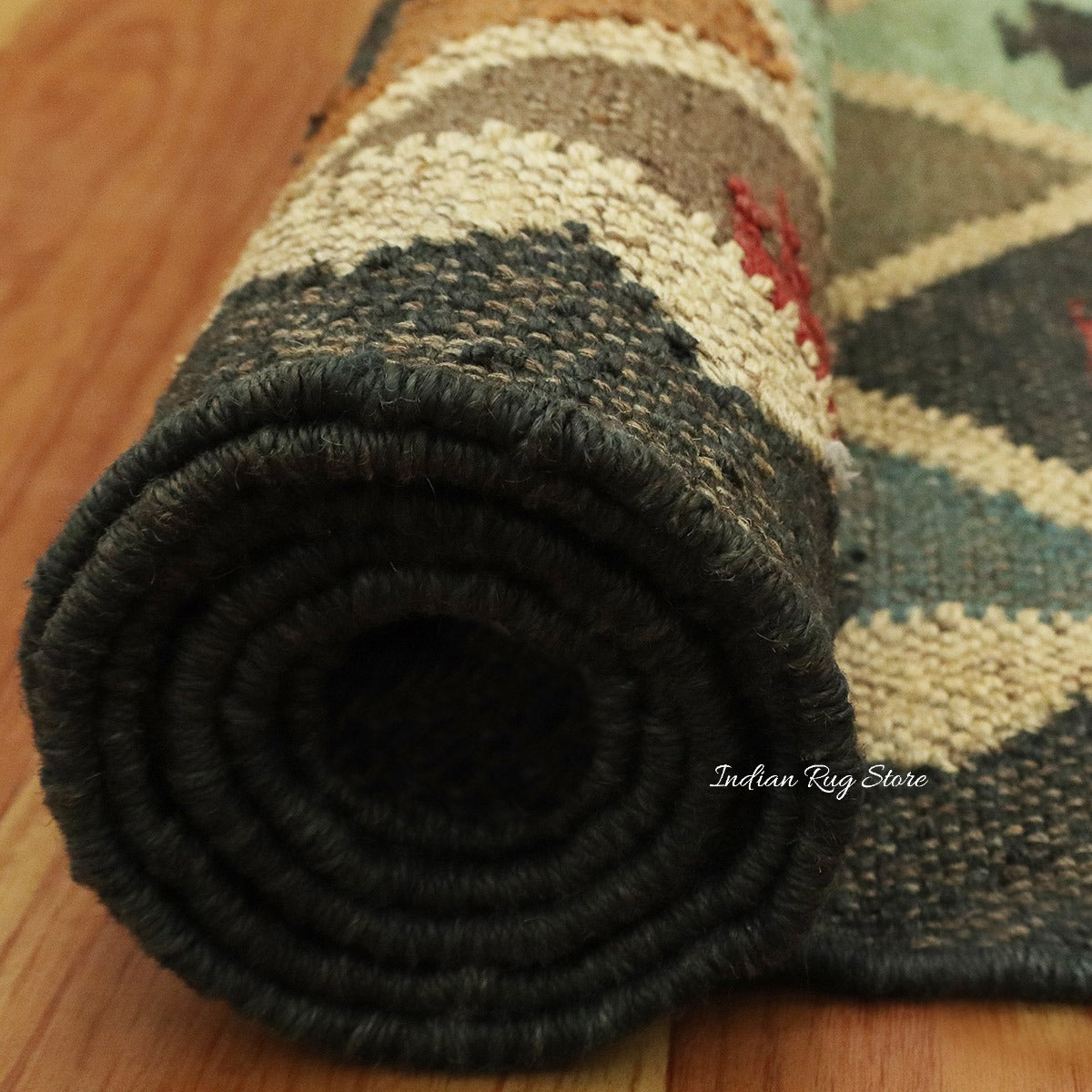 Alfombra de yute y lana tejida a mano con motivos geométricos en negro y multicolor para decoración de dormitorio