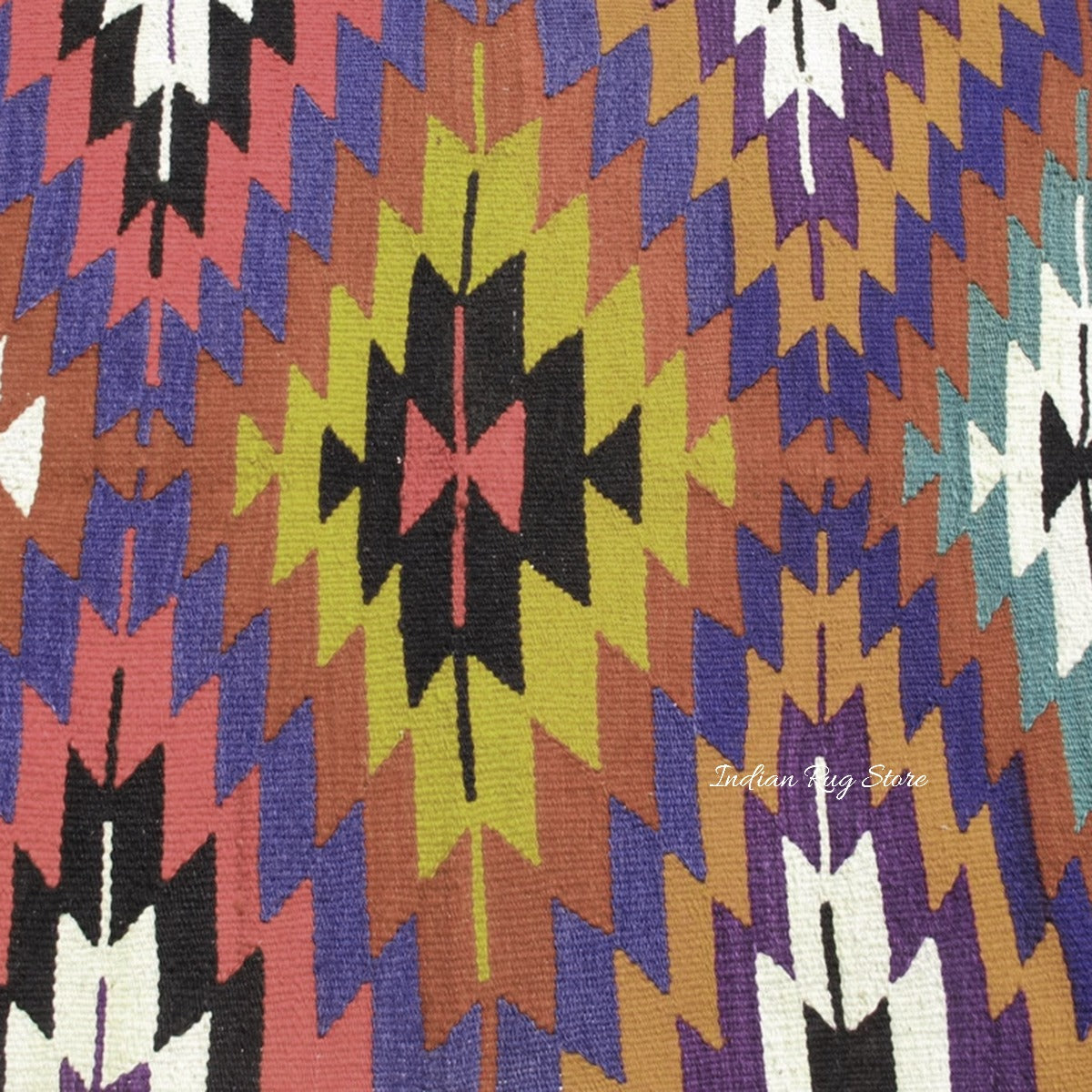 Alfombra de yute y lana tejida a mano con motivos geométricos multicolores en marrón óxido