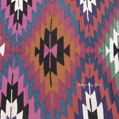 Alfombra de yute y lana tejida a mano con motivos geométricos multicolores en marrón óxido