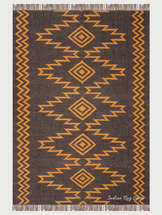 Alfombra india de yute y lana tejida a mano con motivos geométricos en color negro y naranja