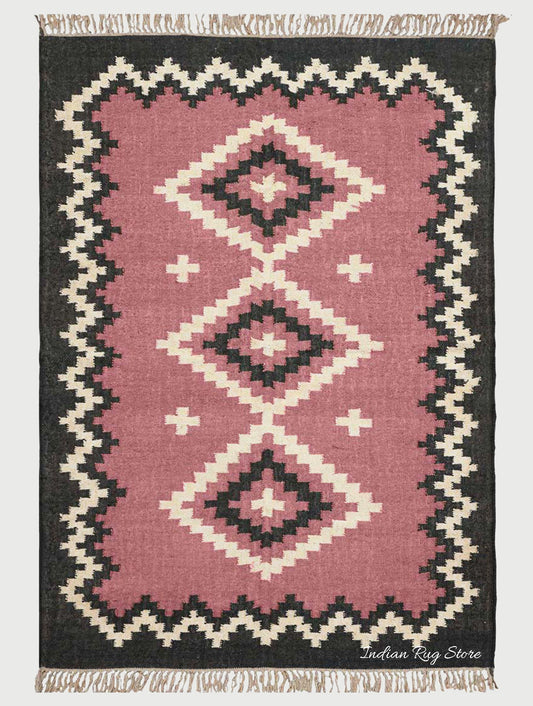 Alfombra de yute y lana tejida a mano con motivos geométricos en color rosa y negro para dormitorio