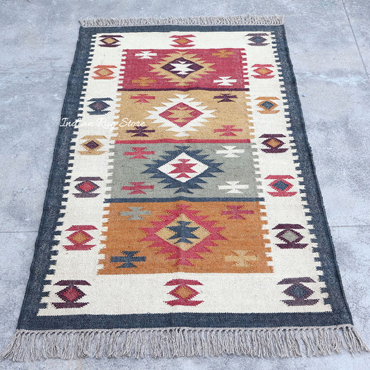 Hermosa alfombra tradicional india de yute y lana multicolor con diseño geométrico, tejida a mano Hermosa alfombra tradicional india de yute y lana multicolor con diseño geométrico, tejida a mano