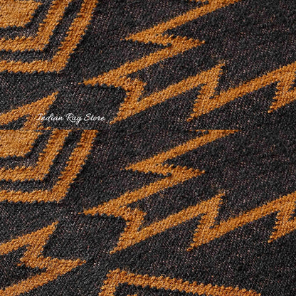 Alfombra india de yute y lana tejida a mano con motivos geométricos en color negro y naranja