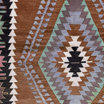 Alfombra de yute y lana tejida a mano con motivos geométricos multicolores en marrón óxido