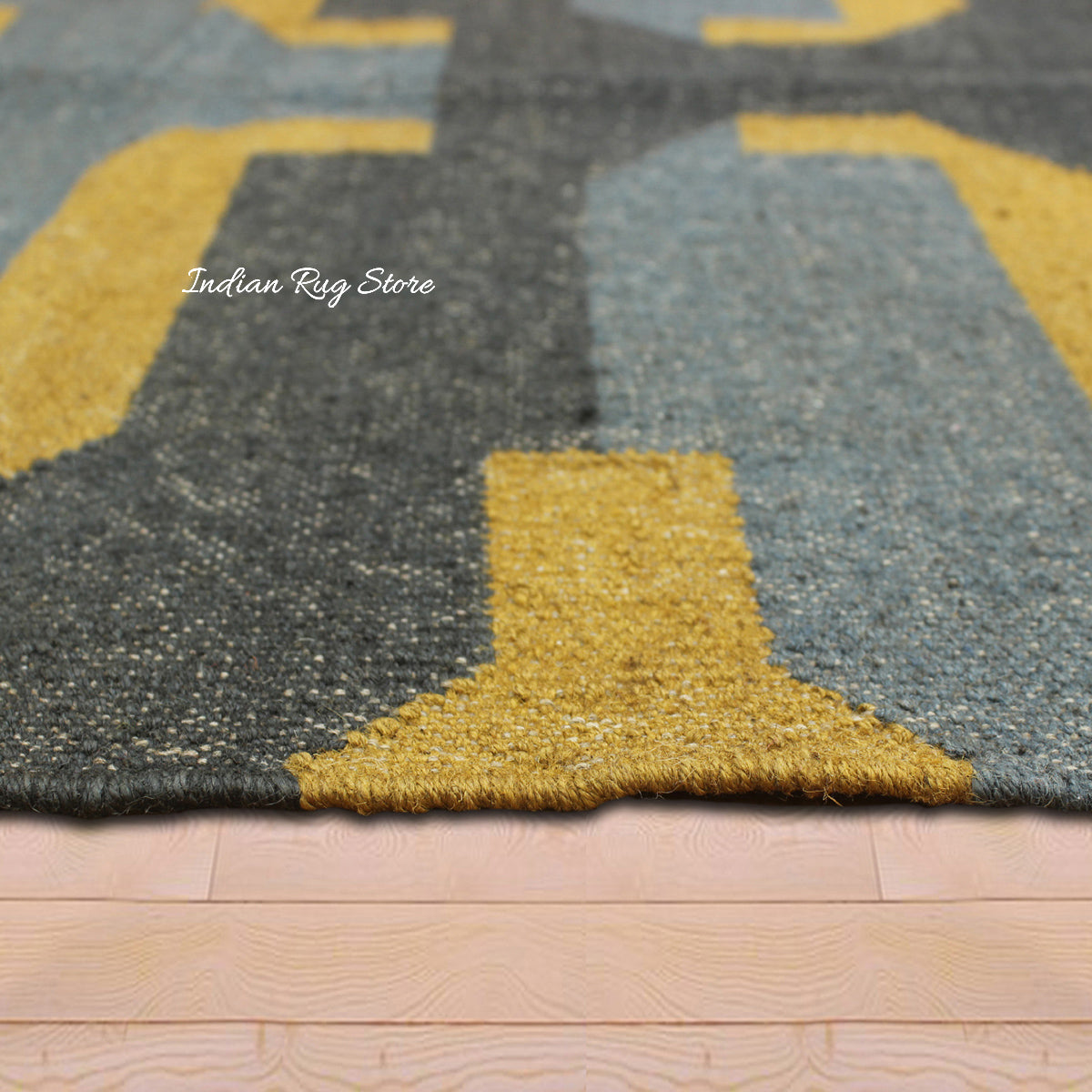 Alfombra india de yute y lana tejida a mano con motivos geométricos en amarillo y negro