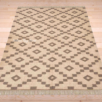 Alfombra india de yute y lana tejida a mano con motivos geométricos en color beige y marrón