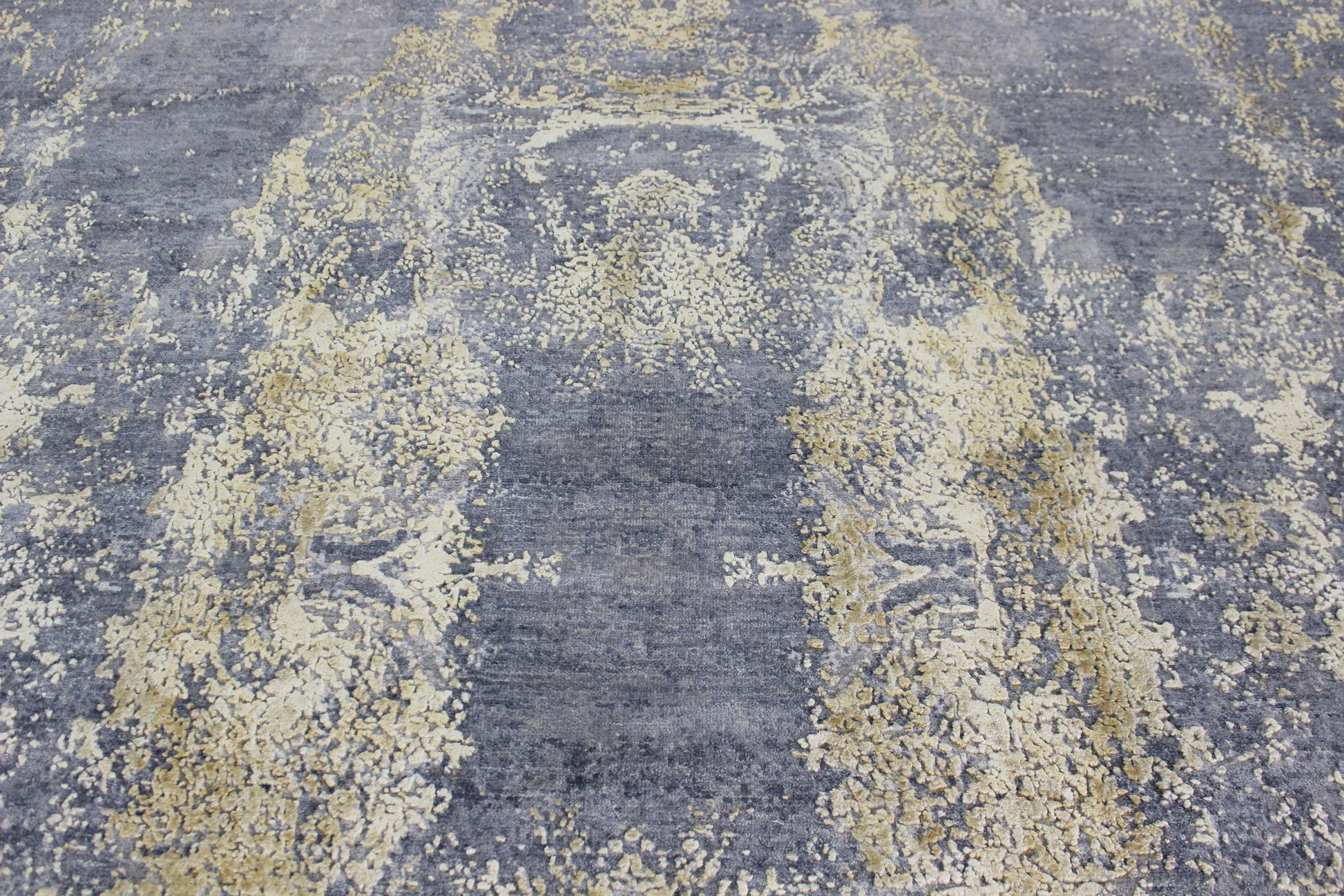 Traditional Indian Hand Knotted Grey Interior Area Rug - Indian Rug Store