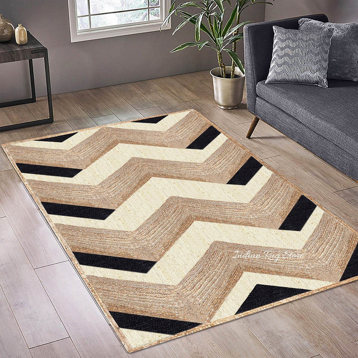 Alfombra rectangular de yute trenzada a mano en color beige y negro de Dhurrie