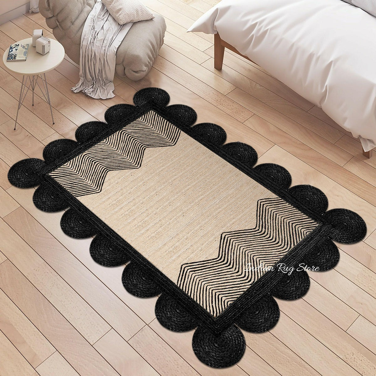 Alfombra de yute con decoración geométrica trenzada a mano en color beige y negro para entrada