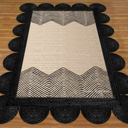 Alfombra de yute con decoración geométrica trenzada a mano en color beige y negro para entrada