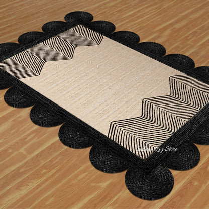 Alfombra de yute con decoración geométrica trenzada a mano en color beige y negro para entrada