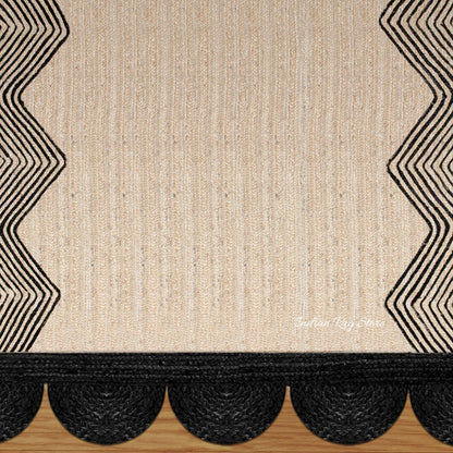 Alfombra de yute con decoración geométrica trenzada a mano en color beige y negro para entrada