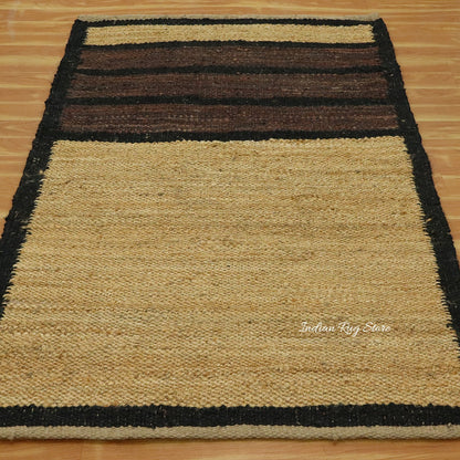 Alfombra tradicional de yute tejida a mano para interiores en color beige y negro