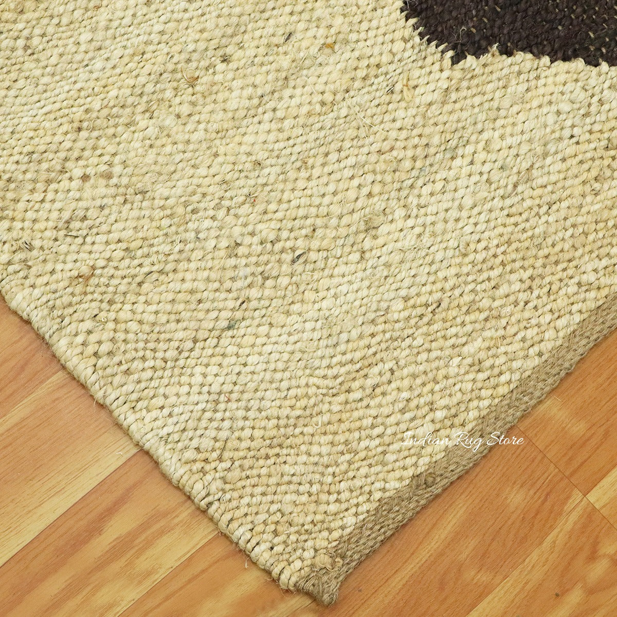 Hermosa alfombra de yute tejida a mano en color beige y marrón para decorar el dormitorio