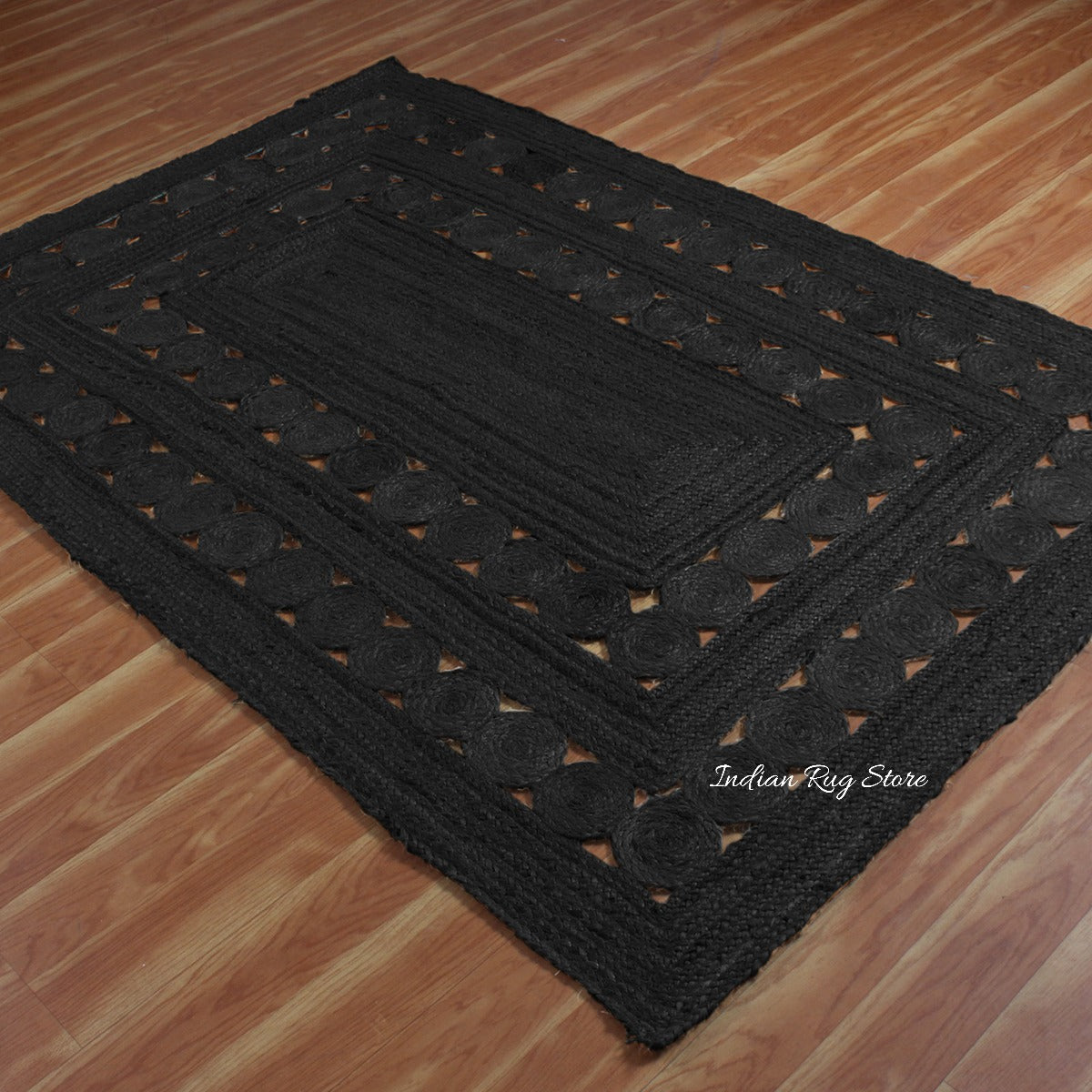 Alfombra de yute trenzada a mano con forma rectangular y decoración rústica en color negro