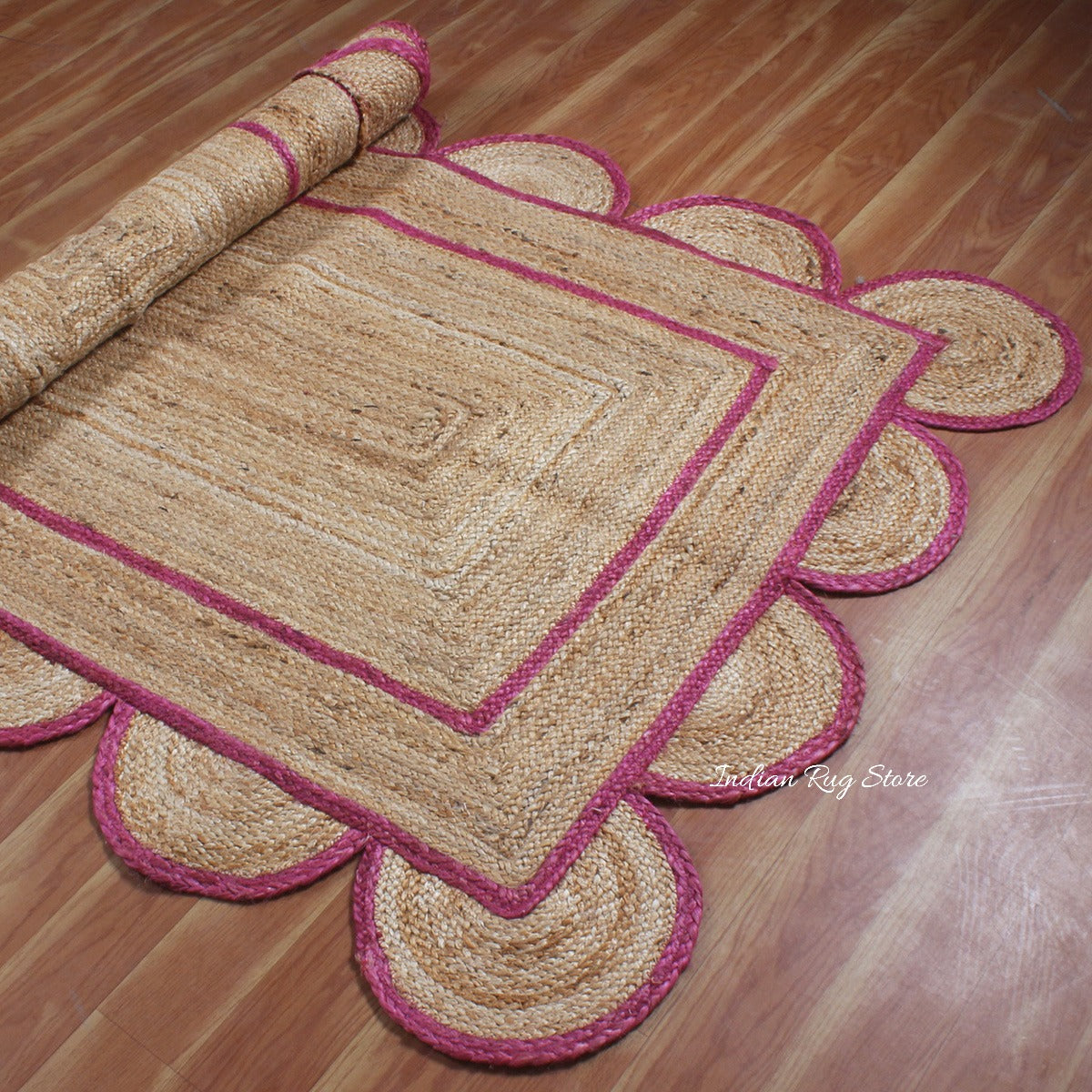 Alfombra de yute trenzada a mano con diseño geométrico en tonos beige y rosa para decoración de interiores