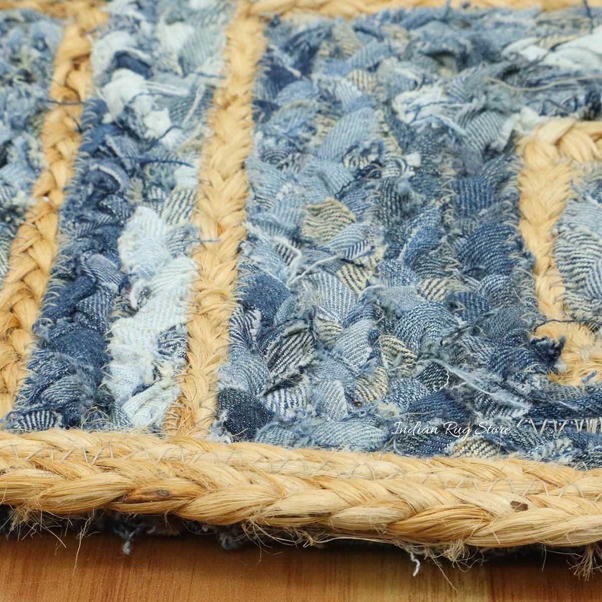 Alfombra de yute y algodón trenzada a mano en color azul y beige para sala de estar