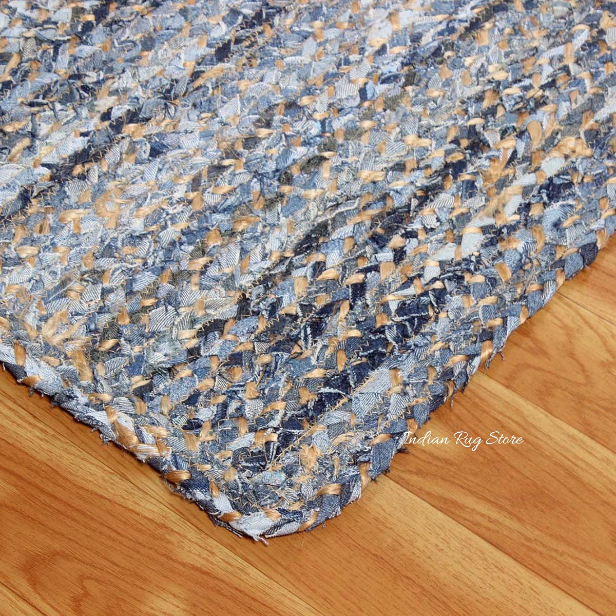 Alfombra de yute y algodón trenzada a mano con motivos geométricos en tonos beige y azul de estilo rústico