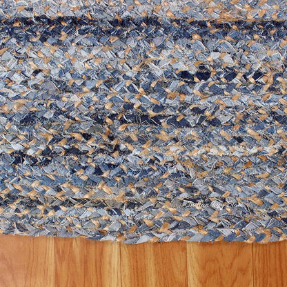 Alfombra de yute y algodón trenzada a mano con motivos geométricos en tonos beige y azul de estilo rústico