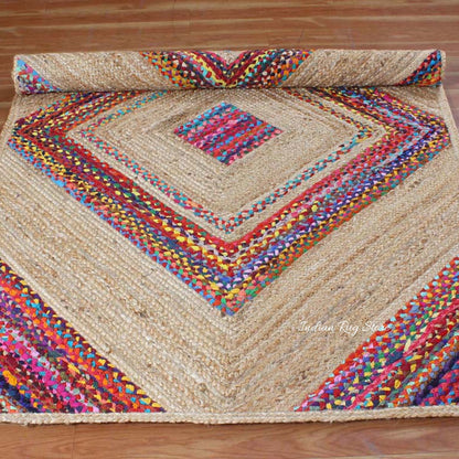 Alfombra de yute y algodón trenzada a mano con motivos geométricos en beige y multicolor