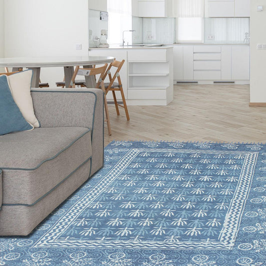 Tappeto in cotone con decorazioni alla moda in stile fattoria, con bordo blu e stampa a mano Tappeto in cotone con decorazioni alla moda in stile fattoria, con bordo blu e stampa a mano