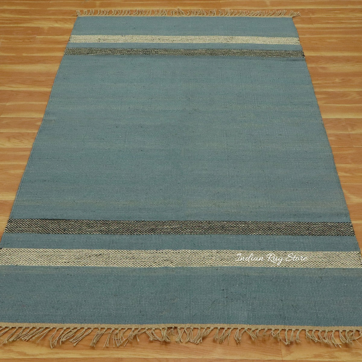 Alfombra de yute y lana tejida a mano con motivos geométricos tradicionales en azul y negro para decoración del hogar