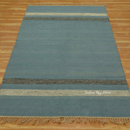 Alfombra de yute y lana tejida a mano con motivos geométricos tradicionales en azul y negro para decoración del hogar