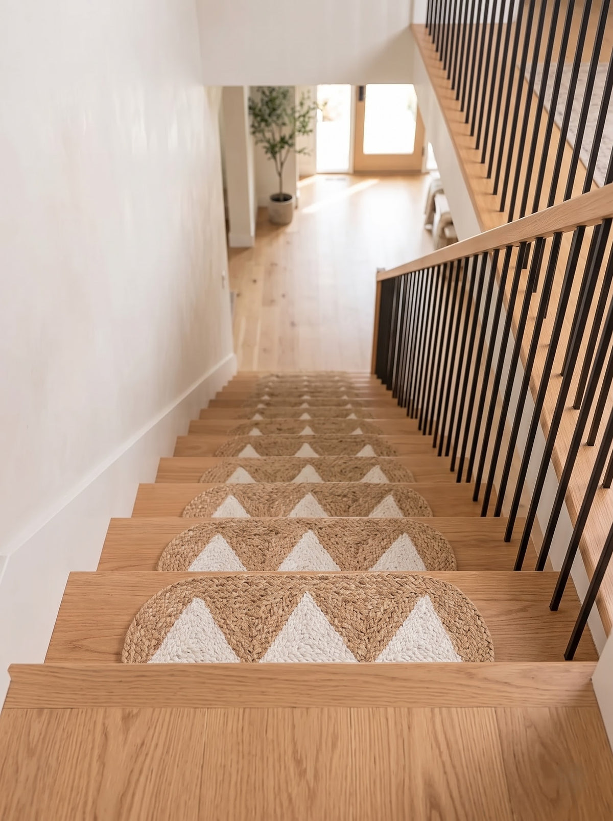 Handwoven Pearl White Pennant Triangle Jute Stair Rug Set