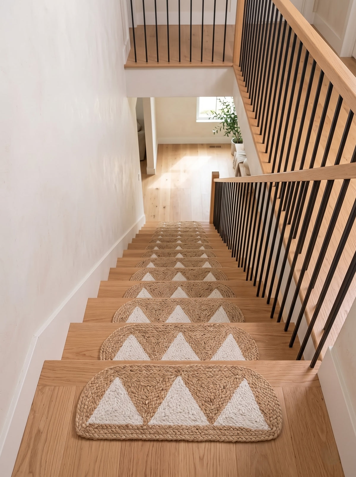 Handwoven Pearl White Pennant Triangle Jute Stair Rug Set